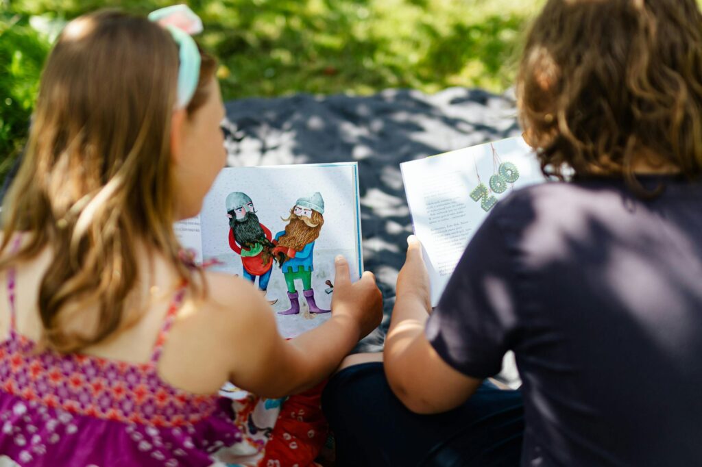 bambini leggono storia: rappresenta un momento di tempo lento