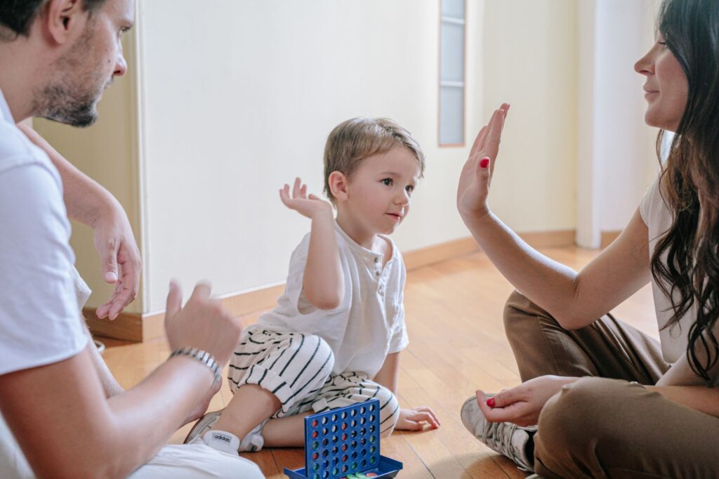bambino batte il cinque ai genitori